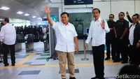 Tidak lama kemudian, Presiden Joko Widodo (Jokowi) tiba di Stasiun MRT Lebak Bulus pukul 10.07 WIB. Dia mengenakan warna putih lengan panjang dan celana panjang warna hitam.  