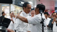 Keduanya juga saling berpelukan.