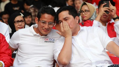 Akrab Banget! Sandiaga-Erick Thohir Pelukan dan Wefie Bareng