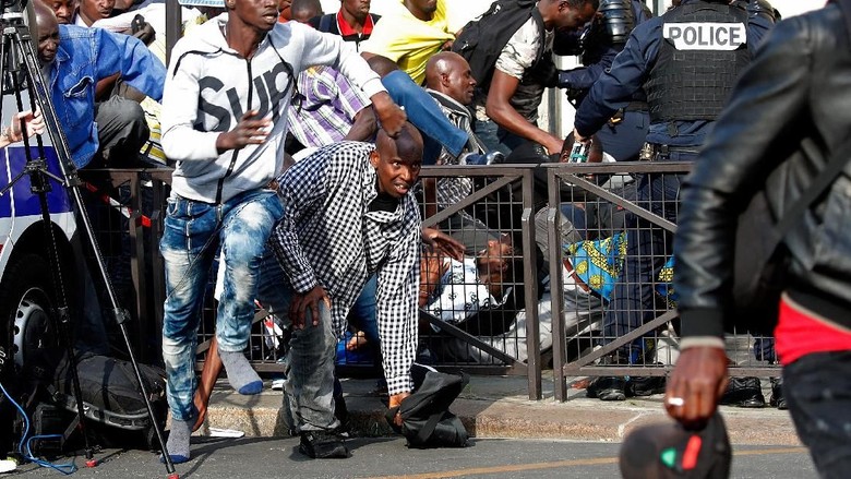 Ingin Tetap di Perancis, Para Imigran Ilegal Demo di Monumen Pantheon Paris Ingin Tetap di Perancis, Para Imigran Ilegal Demo di Monumen Pantheon Paris