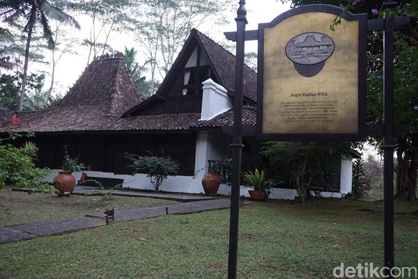 Bangunannya adalah rumah bedolan rumah Jawa jenis Joglo yang diperoleh dari Semarang, Bawen, Solo, Demak hingga Kudus (Ahmad Masaul Khoiri/detikcom) Bangunannya adalah rumah bedolan rumah Jawa jenis Joglo yang diperoleh dari Semarang, Bawen, Solo, Demak hingga Kudus (Ahmad Masaul Khoiri/detikcom)