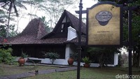 Bangunannya adalah rumah bedolan rumah Jawa jenis Joglo yang diperoleh dari Semarang, Bawen, Solo, Demak hingga Kudus (Ahmad Masaul Khoiri/detikcom)