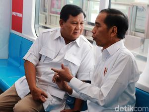 Momen Bersejarah! Akrabnya Jokowi-Prabowo Bertemu di MRT
