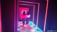 Wahana berikutnya yaitu Desa Masa Depan Futuria. Saat pertama kali masuk ke wahana ini anda akan melewati lorong waktu dengan lantai led. Kemudian seolah pengunjung terbawa ke masa depan dengan disambut perkenalan dari seorang pria dari dalam layar. (Angling Adhitya/detikcom)
