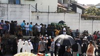 Ratusan orang mengiringi prosesi pemakaman.