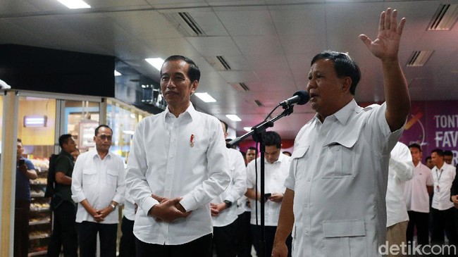 Momen Bersejarah! Akrabnya Jokowi-Prabowo Bertemu di MRT