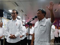 Momen Bersejarah! Akrabnya Jokowi-Prabowo Bertemu di MRT