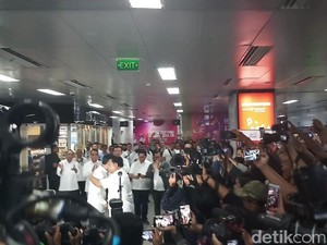 Momen Pelukan Jokowi-Prabowo dan Seruan Akhiri Cebong-Kampret