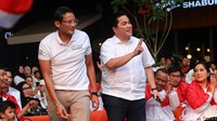 Erick bahkan sempat melakukan salam dua jari.