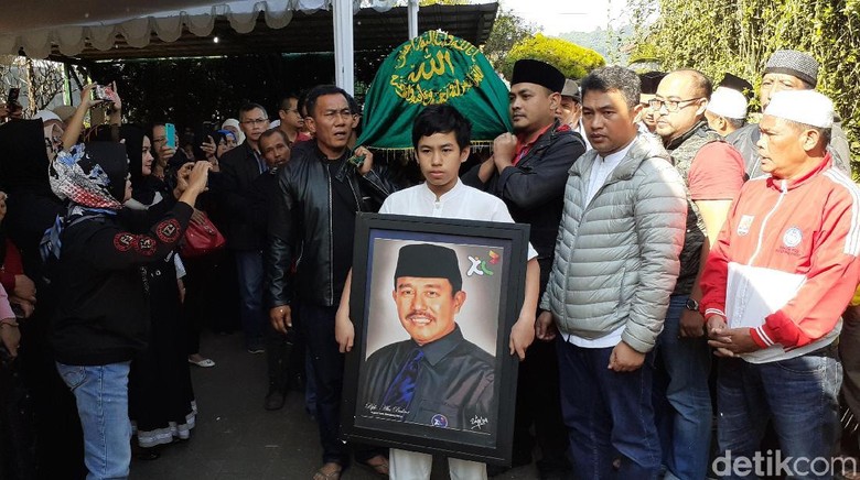Ikut Salati Jenazah Abubakar, Bupati Bandung Barat Aa Umbara: Dia Guru Saya Ikut Salati Jenazah Abubakar, Bupati Bandung Barat Aa Umbara: Dia Guru Saya