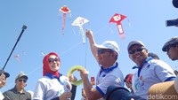 Gubernur Jawa Barat Ridwan Kamil secara resmi membuka ajang Pangandaran International Kite Festival (PIKF) 2019 di Kabupaten Pangandaran, Jawa Barat, Sabtu (13/7/2019). (Andi Nurroni/detikcom)