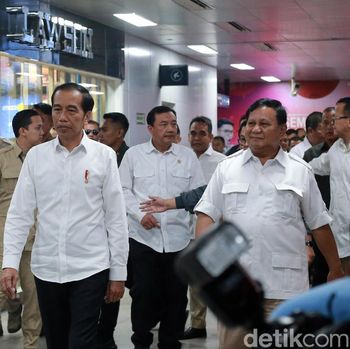 Jokowi dan Prabowo saat bertemu / 