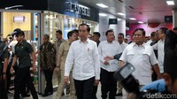 Mereka kemudian berjalan menuju Mall FX Senayan.