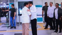 Keduanya tampak cipika-cipiki.