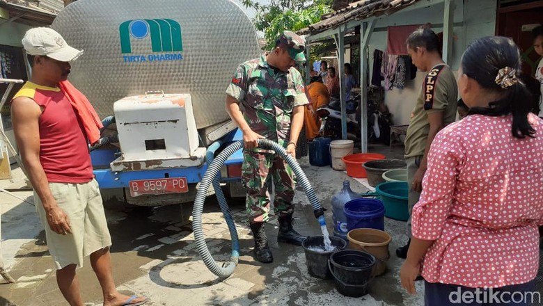3.970 Warga Mojokerto Menggantungkan Pasokan Air Bersih dari Pemerintah 3.970 Warga Mojokerto Menggantungkan Pasokan Air Bersih dari Pemerintah