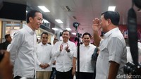 Sebelumnya Prabowo melakukan salam hormat kepada Presiden Jokowi.