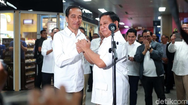 Momen Bersejarah! Akrabnya Jokowi-Prabowo Bertemu di MRT
