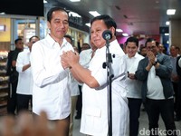 Momen Bersejarah! Akrabnya Jokowi-Prabowo Bertemu di MRT