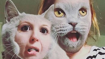 Dulu hasil foto bareng kucing dan manusia biasa-biasa saja. Kalau kocheng dan hooman zaman now pakai face swap! (Foto: Boredpanda.com)