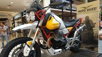 Motor yang memulai debut globalnya di Asia Pasifik pada bulan Mei 2019 ini masuk ke Indonesia seharga Rp 650 Juta (On The Road Jakarta). Tentu spesifikasi apa yang ditawarkan Piaggio untuk kelas motor petualang di segmen medium ini ya? Foto: Ridwan/detikOto