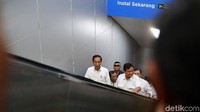 Mereka berdiri berdampingan.