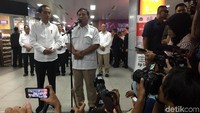 Keduanya kemudian memberikan keterangan pers.