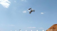 Aksi para Crosser yang beratraksi dengan gaya memukau juga sayang untuk dilewatkan. (Angling/detikcom)