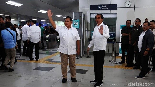 Diajak Jokowi, Prabowo Jajal MRT Pertama Kali