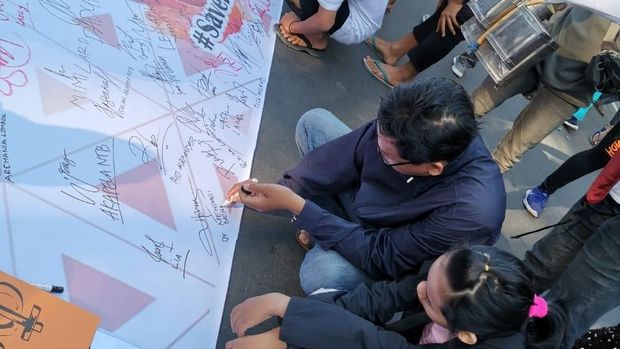 Warga Mataram NTB Gelar Aksi Dukung Pemberian Amnesti Baiq ke Nuril