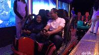 Mereka bergembira ria menikmati berbagai wahana dan pertunjukan, salah satunya wahana Alien Taxi (Tasya Khairally/detikcom)
