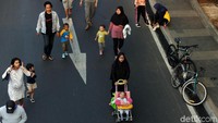 Warga terlihat berolahraga, atau sekedar jalan-jalan bersama keluarga.