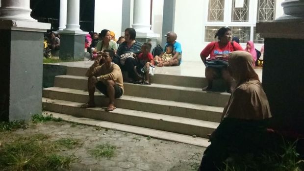 Warga Mengungsi di Rumah Dinas Bupati usai Gempa M 7,2 Pulau Bacan