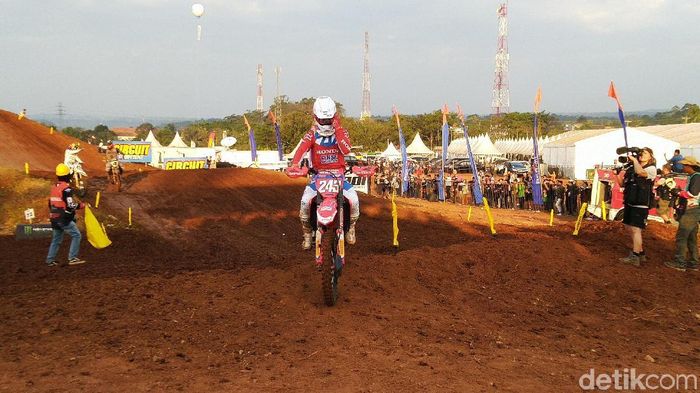 Crosser HRC Honda Tim Gajser memenangi MXGP of Asia Semarang di Sirkuit BSB, Mijen, Minggu (14/7/2019). (Foto: Angling Adhitya Purbaya/detikSport) Crosser HRC Honda Tim Gajser memenangi MXGP of Asia Semarang di Sirkuit BSB, Mijen, Minggu (14/7/2019). (Foto: Angling Adhitya Purbaya/detikSport)