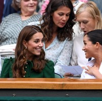 Meghan Markle dan Kate Middleton sesekali terlihat berbincang akrab. Sempat beredar kabar bahwa menantu mendiang Putri Diana itu tak akur lagi sehingga pisah tempat tinggal. Foto: Getty Images