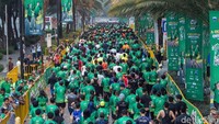 Para peserta terus berlari untuk menjadi yang terdepan.