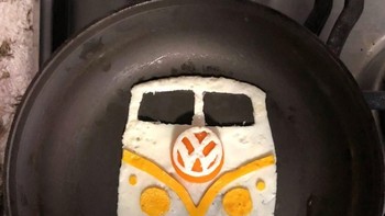 Di atas teflon, ia pecahkan telur yang kemudian ia ciptakan menjadi karya gambar. Foto: Instagram/the-eggshibit