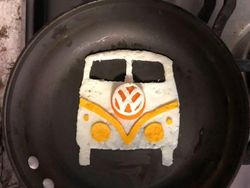 Seniman Kreatif Ciptakan Gambar dari Sebuah Telur