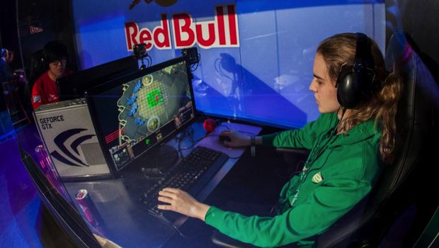 Figure 2 Scarlett saat bermain Starcraft. Dok: Redbull
