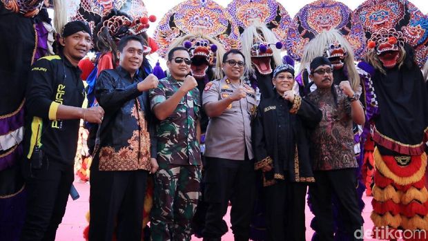 Penari barong dan pejabat di Kediri/