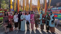 Keluarga dan rekan menghadiri acara tersebut.