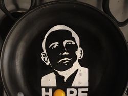 Seniman Kreatif Ciptakan Gambar dari Sebuah Telur