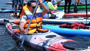 Aksi Ridwan Kamil Naik Kayak di Waduk Jatiluhur