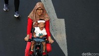 Warga melakuan sejumlah kegiatan di kawasan car free day, Jalan Sudirman-Thamrin, Jakarta, Minggu (14/7/2019).