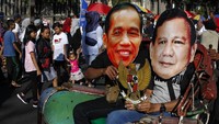 Mereka naik becak bersama sambil memegang lambang negara Indonesia.