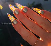 Uniknya Nail Art yang Mirip Lampu Lava