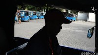 Deretan bajaj yang sedang mengantre untuk isi BBG di SPBG Grogol.