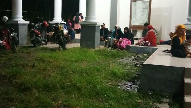 Warga Mengungsi di Rumah Dinas Bupati usai Gempa M 7,2 Pulau Bacan