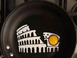 Seniman Kreatif Ciptakan Gambar dari Sebuah Telur