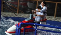 Di Trans Studio Cibubur Theme Park, para pengunjung bisa merasakan sensasi naik jetski seperti di pantai. 