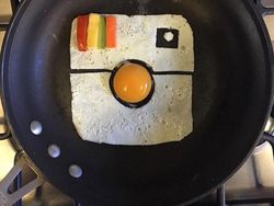 Seniman Kreatif Ciptakan Gambar dari Sebuah Telur